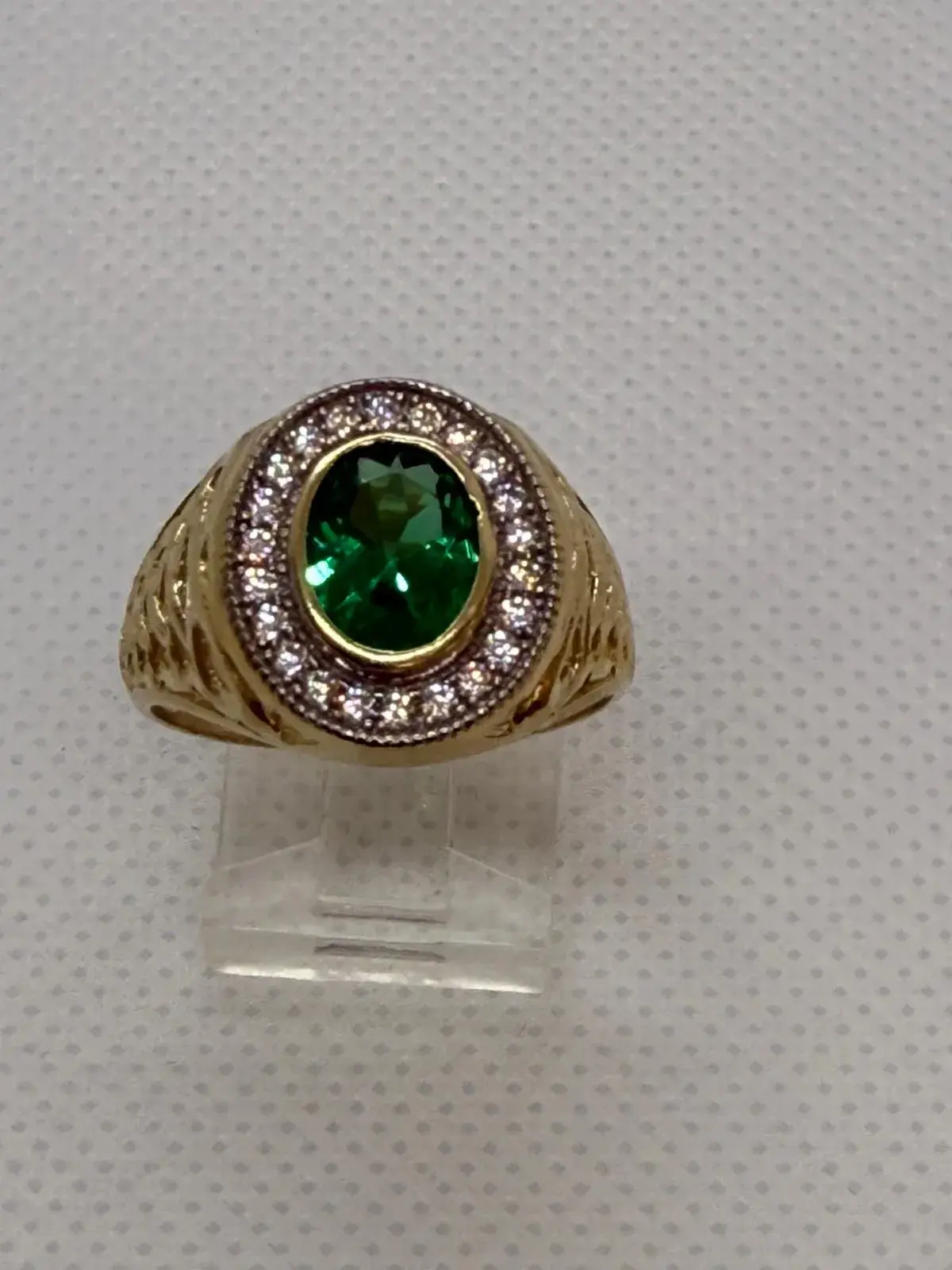 Anillo Ovalado con Piedra Verde en Oro 10K