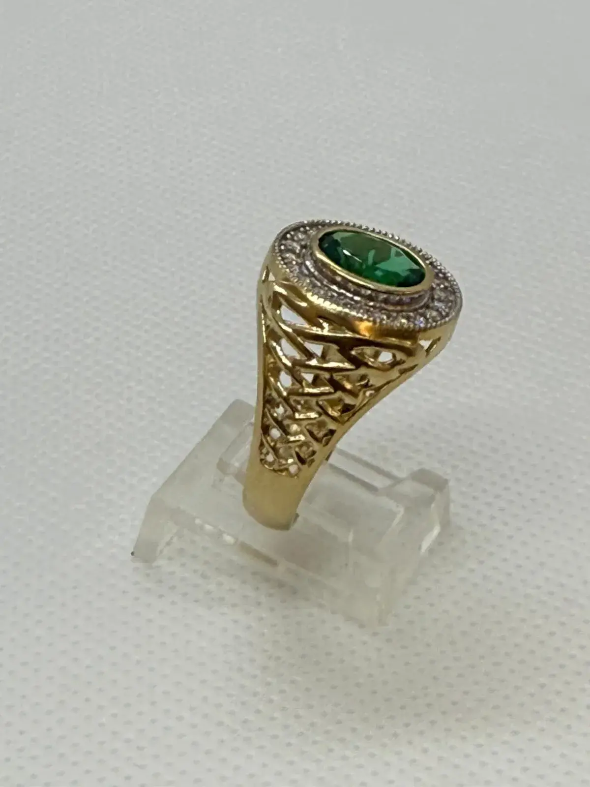 Anillo Ovalado con Piedra Verde en Oro 10K - Imagen 2