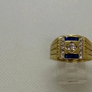 Anillo en Forma de Sello con Zafiro y Circonias en Oro 10K