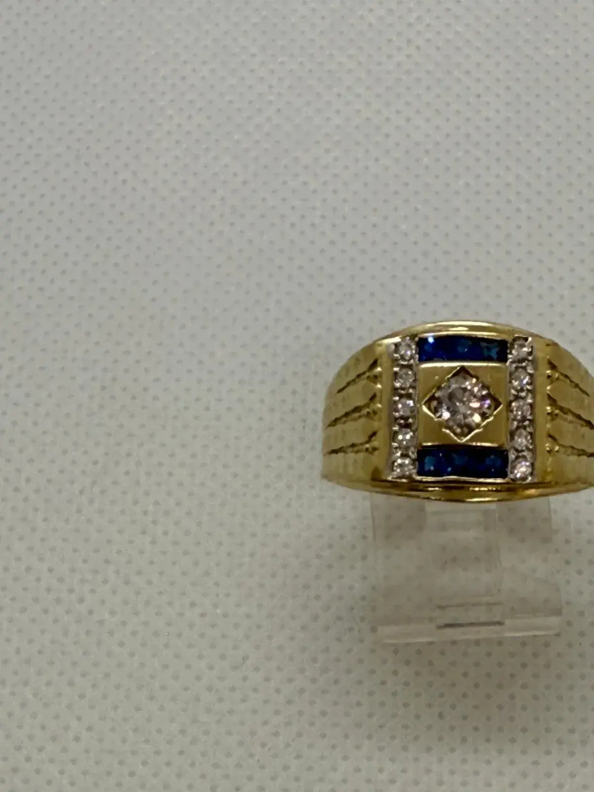 Anillo en Forma de Sello con Zafiro y Circonias en Oro 10K