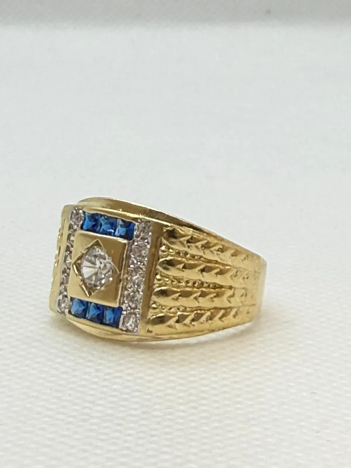 Anillo en Forma de Sello con Zafiro y Circonias en Oro 10K - Imagen 3