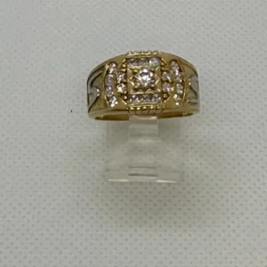 Anillo en Forma de Sello con Circonias en Oro 10K