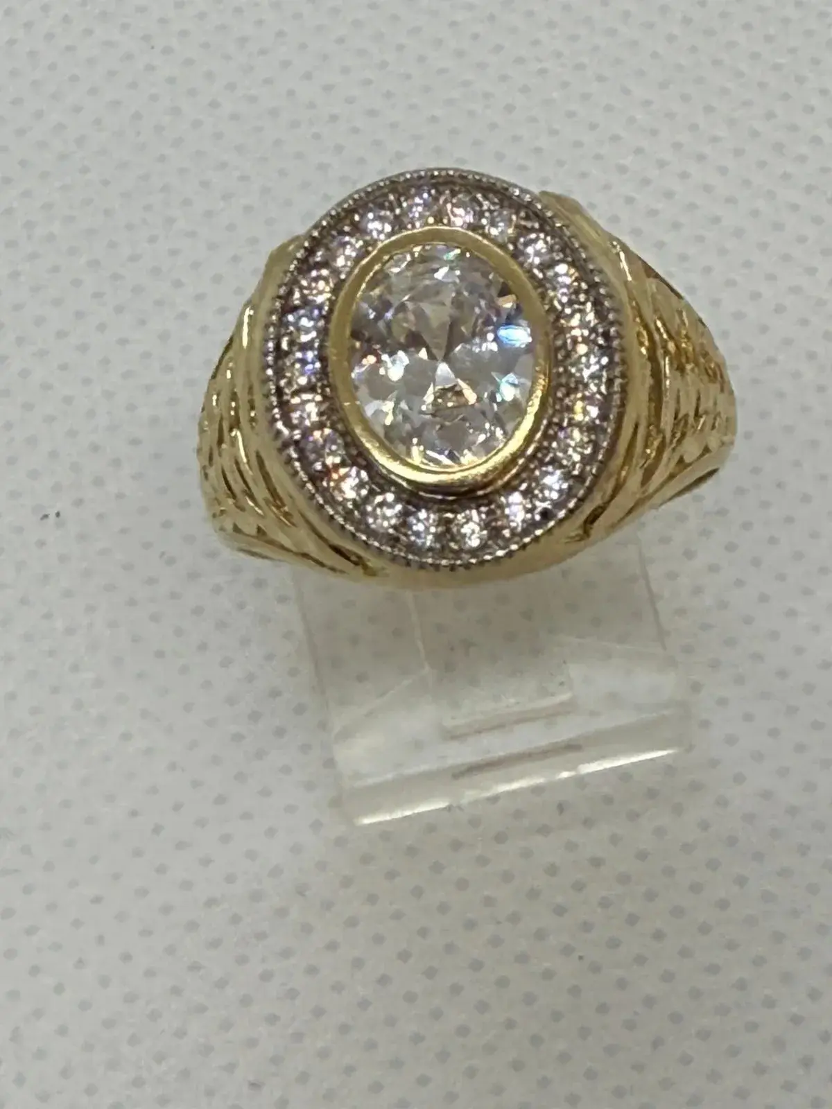 Anillo Ovalado con Piedra de Circonia Blanca en Oro 10K