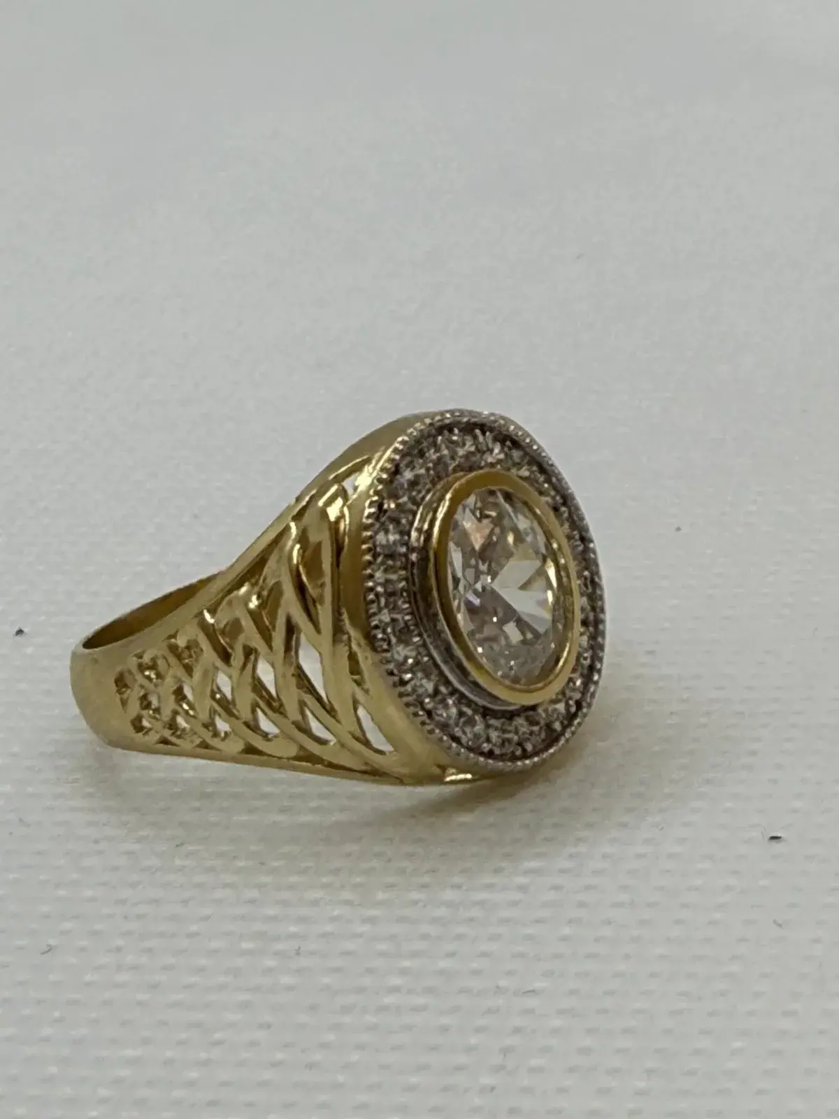 Anillo Ovalado con Piedra de Circonia Blanca en Oro 10K - Imagen 3