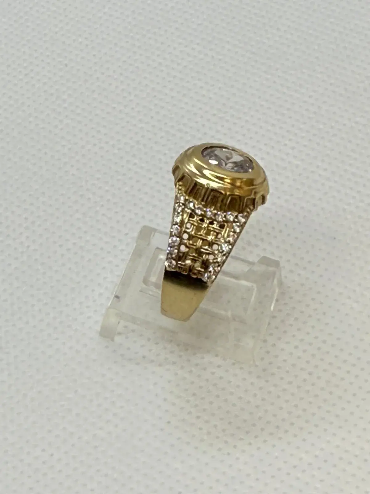 Anillo Ovalado con Piedra de Circonia Blanca Pequeña en Oro 10K - Imagen 2