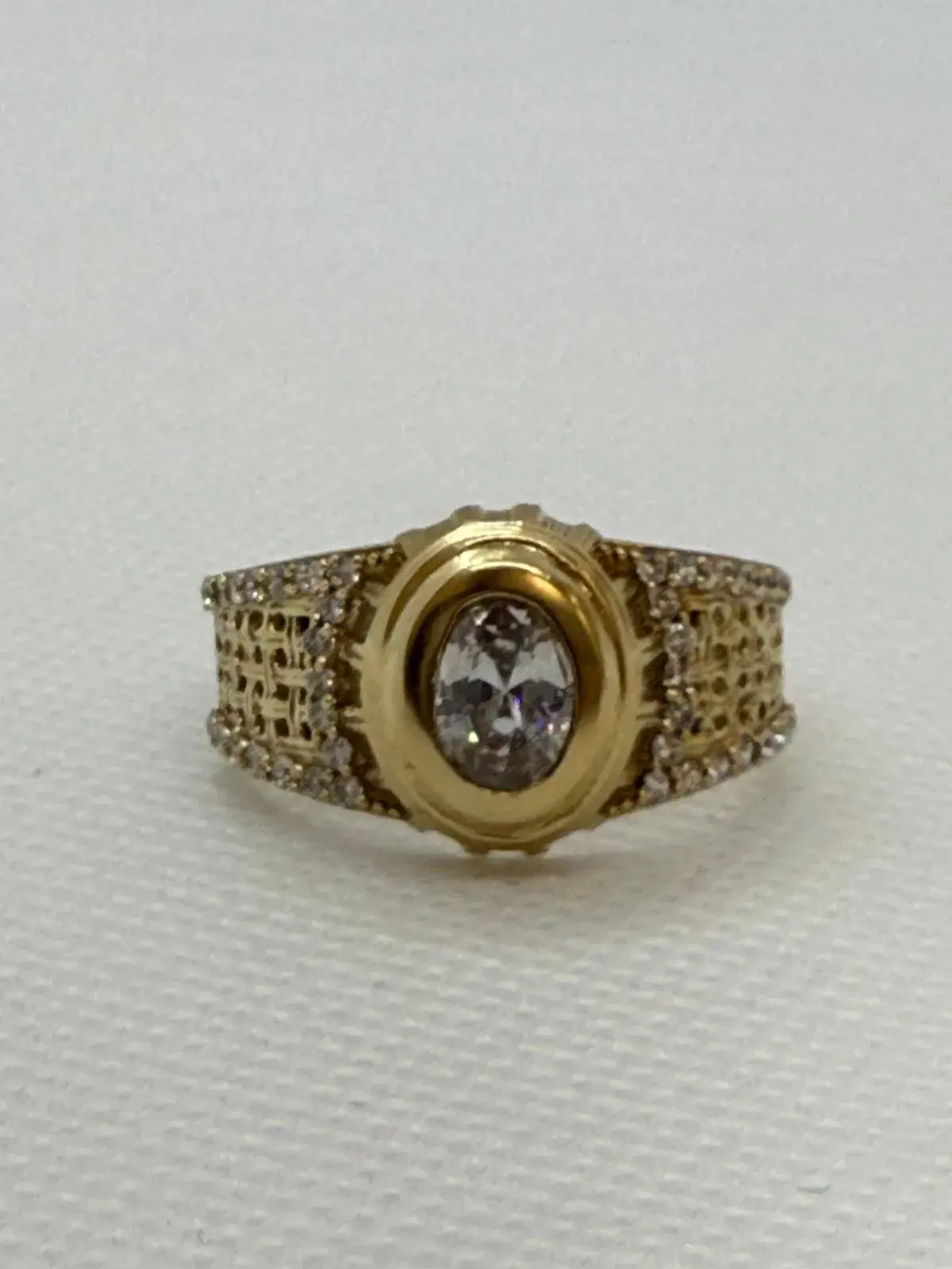 Anillo Ovalado con Piedra de Circonia Blanca Pequeña en Oro 10K - Imagen 3