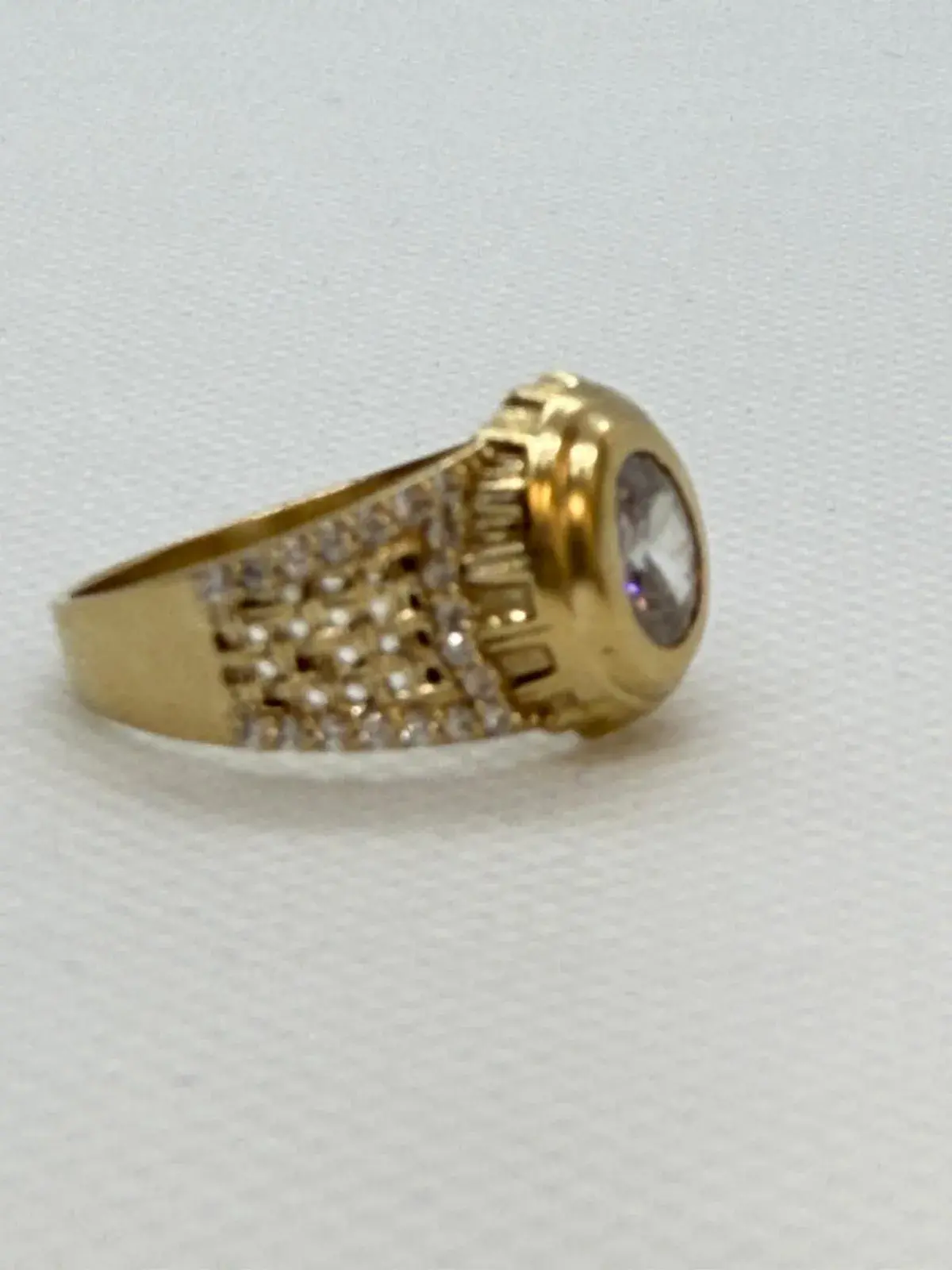 Anillo Ovalado con Piedra de Circonia Blanca Pequeña en Oro 10K - Imagen 4