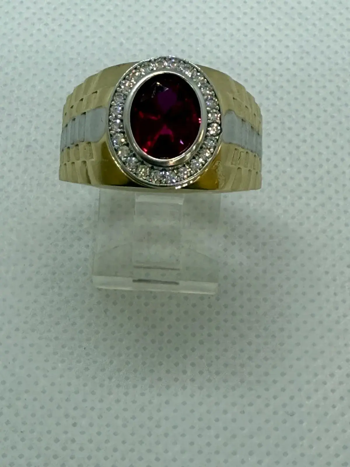 Anillo Ovalado con Piedra Roja en Oro 10K