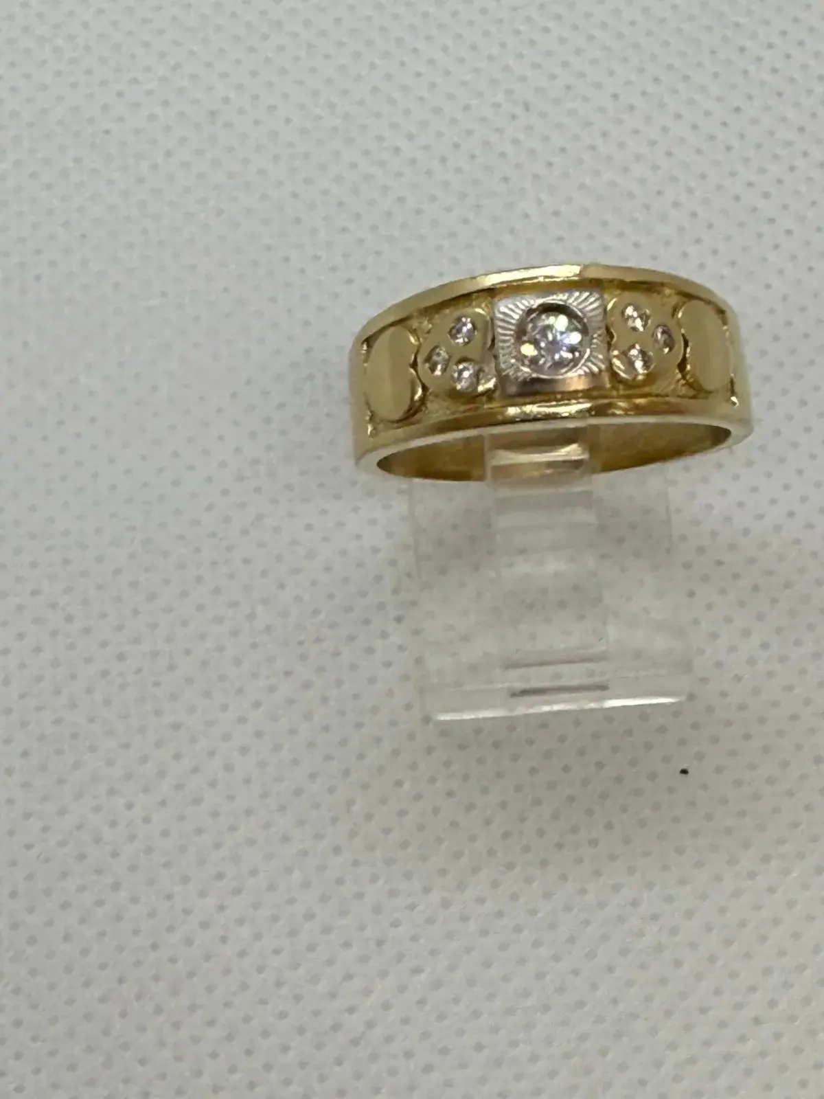 Anillo en Forma de Sello con Corazones en Oro 10K