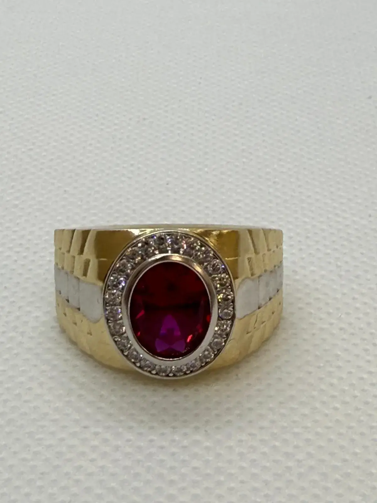 Anillo Ovalado con Piedra Roja en Oro 10K - Imagen 2