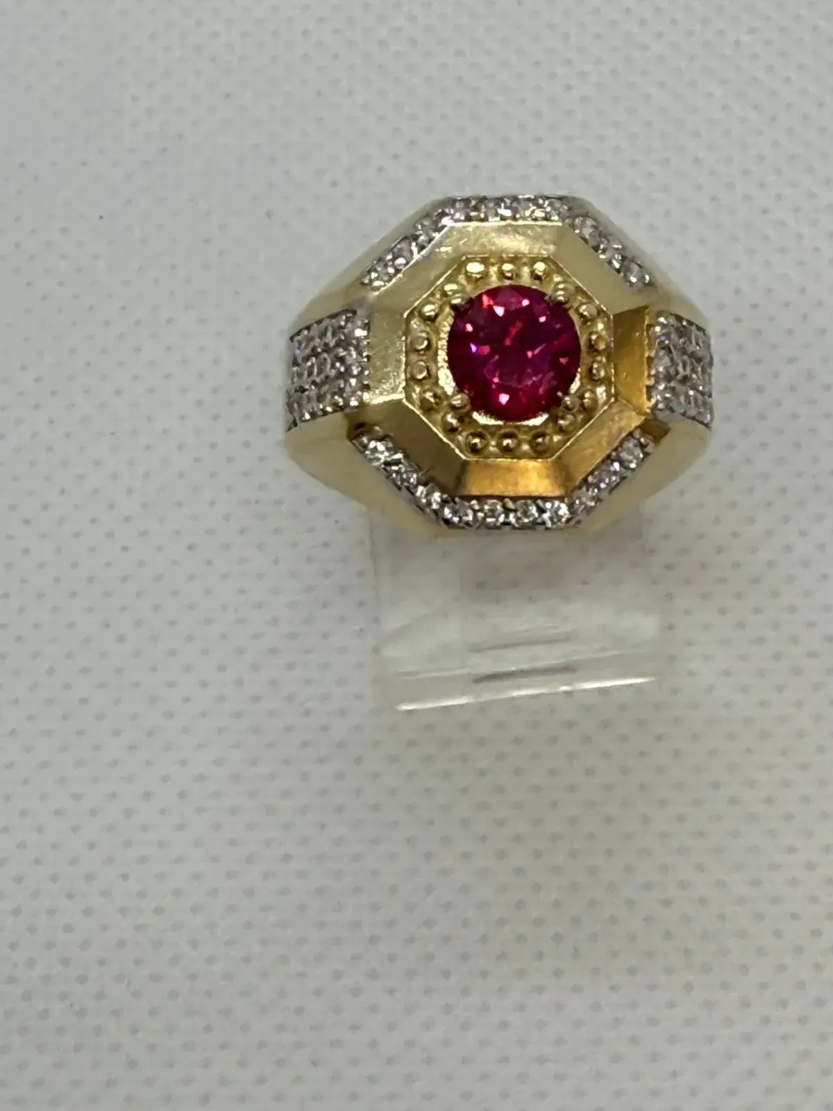 Anillo con Piedra Roja con Garfios en Oro 10K