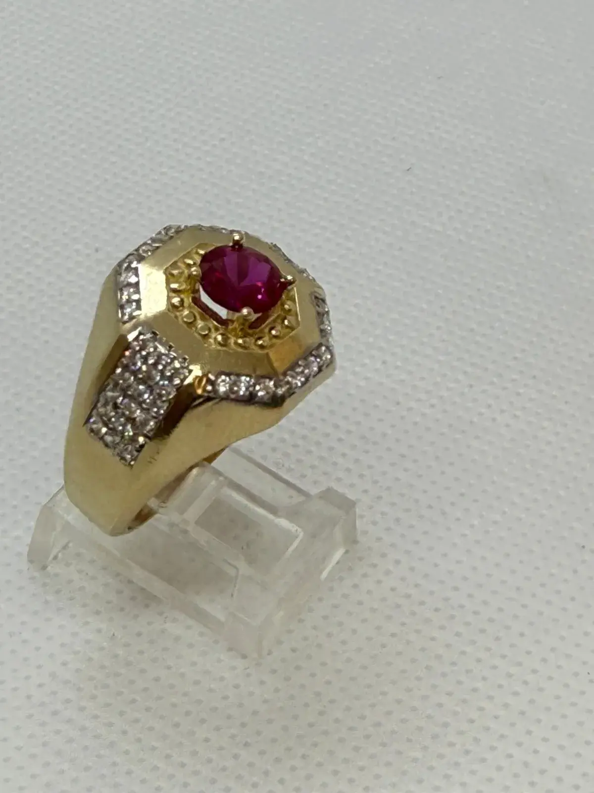 Anillo con Piedra Roja con Garfios en Oro 10K - Imagen 2