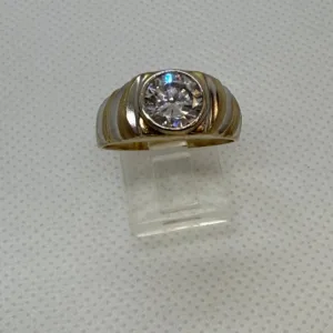 Anillo de circonia redonda con segmentado de oro blanco