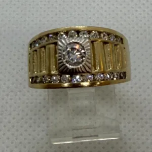 Anillo en Forma de Sello con Circonias en Oro 10K