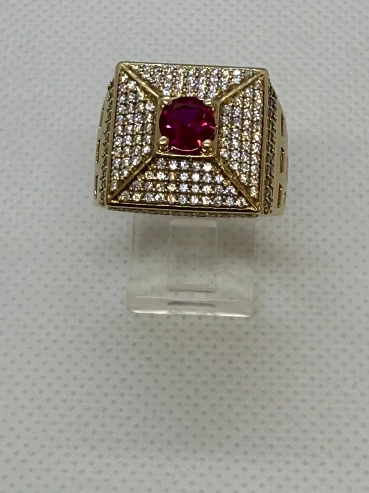 Anillo en Forma de Pirámide en Oro 10K