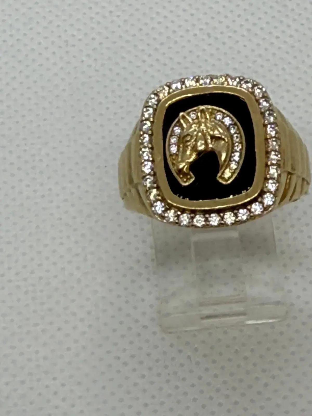 Anillo de Herradura con Ónix en Oro 10K