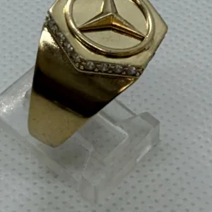 Anillo con SÃmbolo Mercedes en Oro 10K