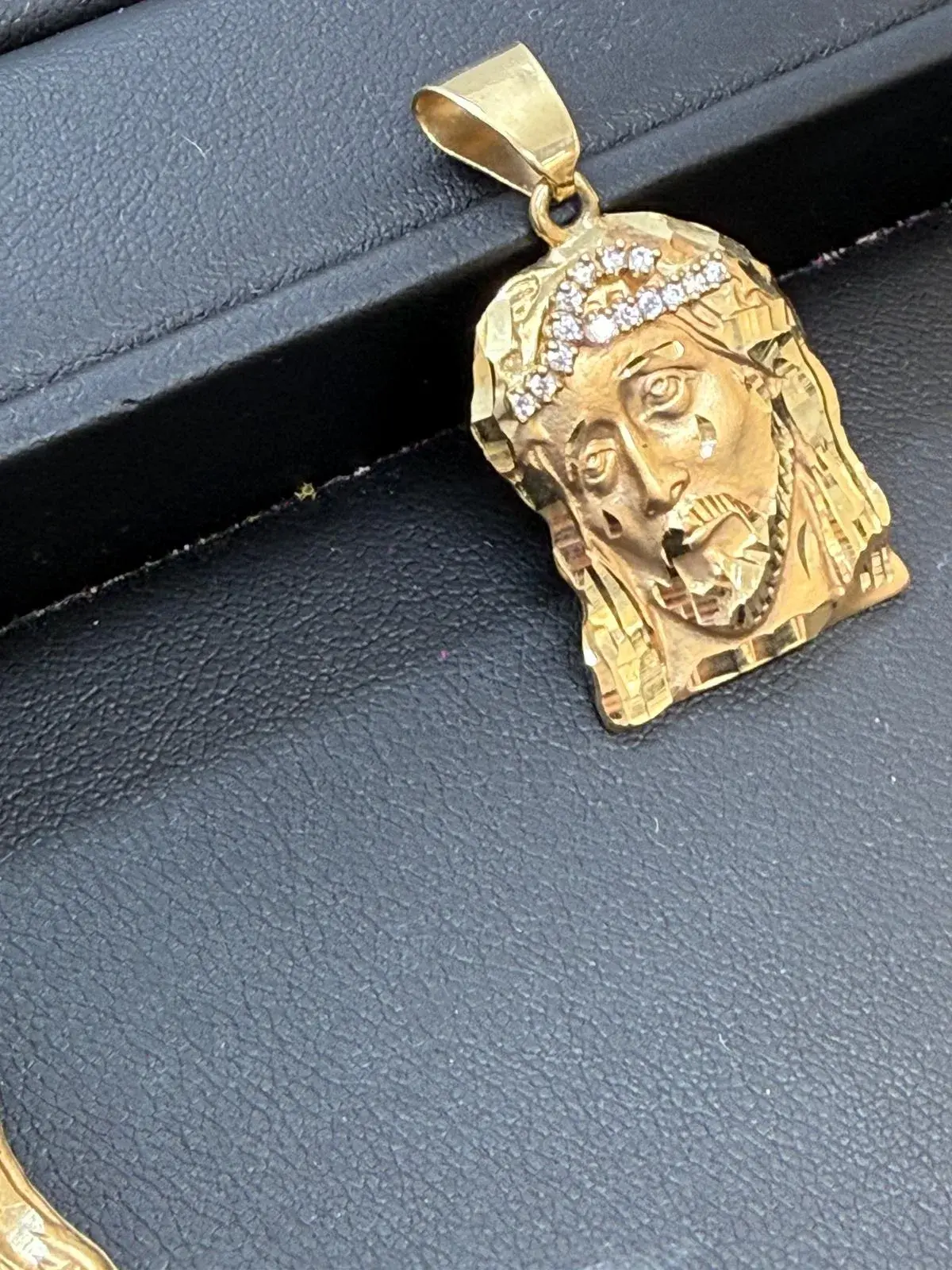 Dije de Cara de Cristo en Oro 10K - Imagen 2