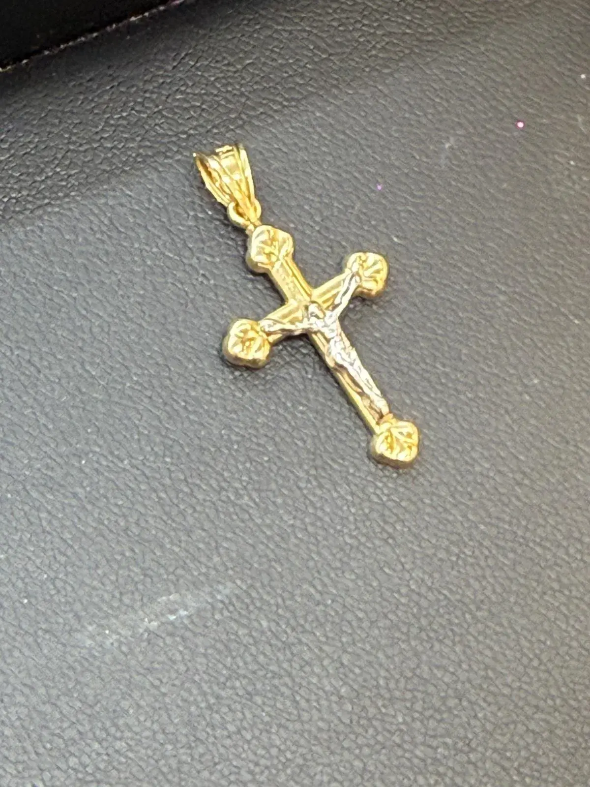 Crucifijo Pequeño en Oro 10K - Imagen 2