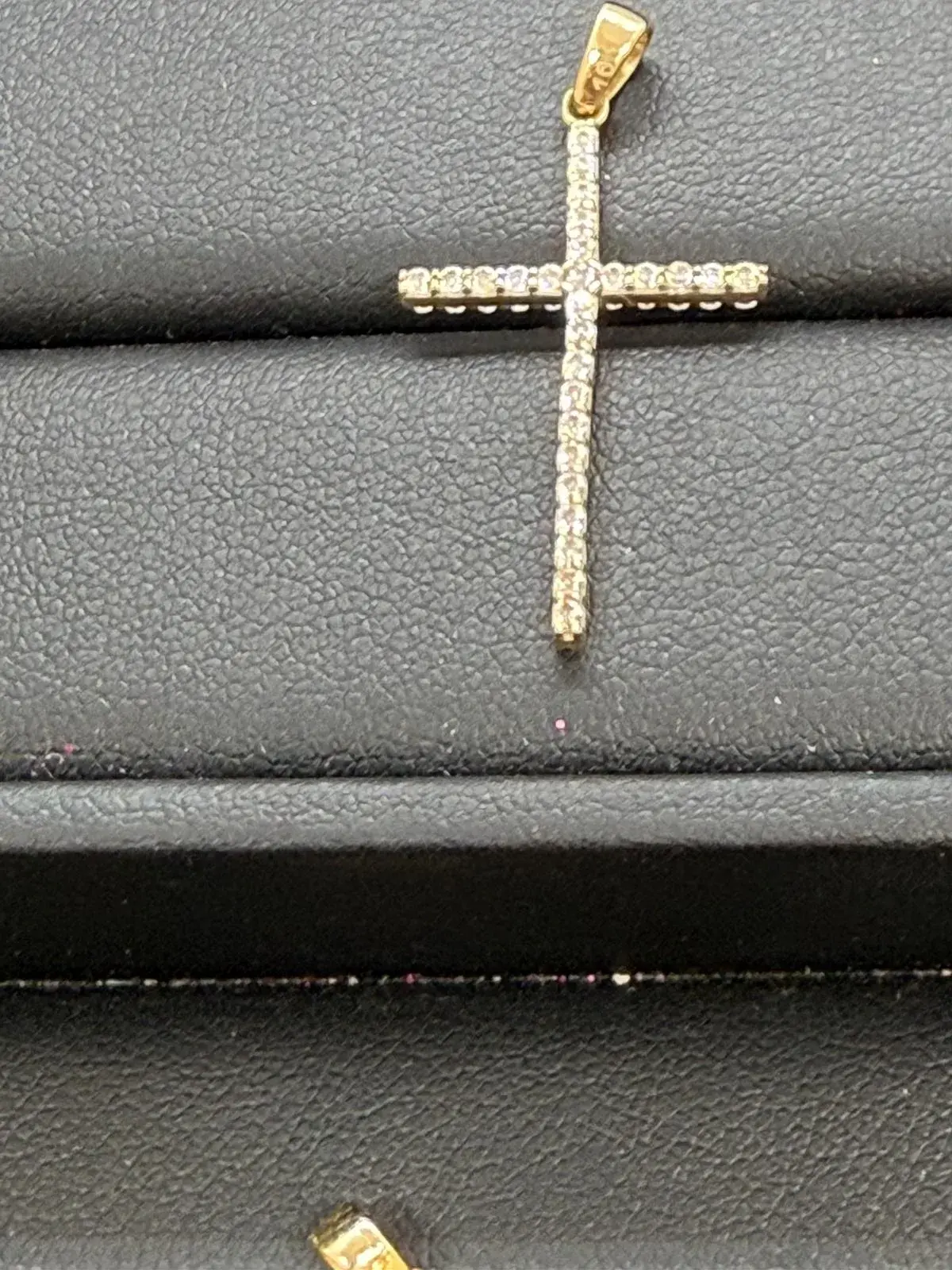 CRUZ con CIRCONIAS en Oro 10K