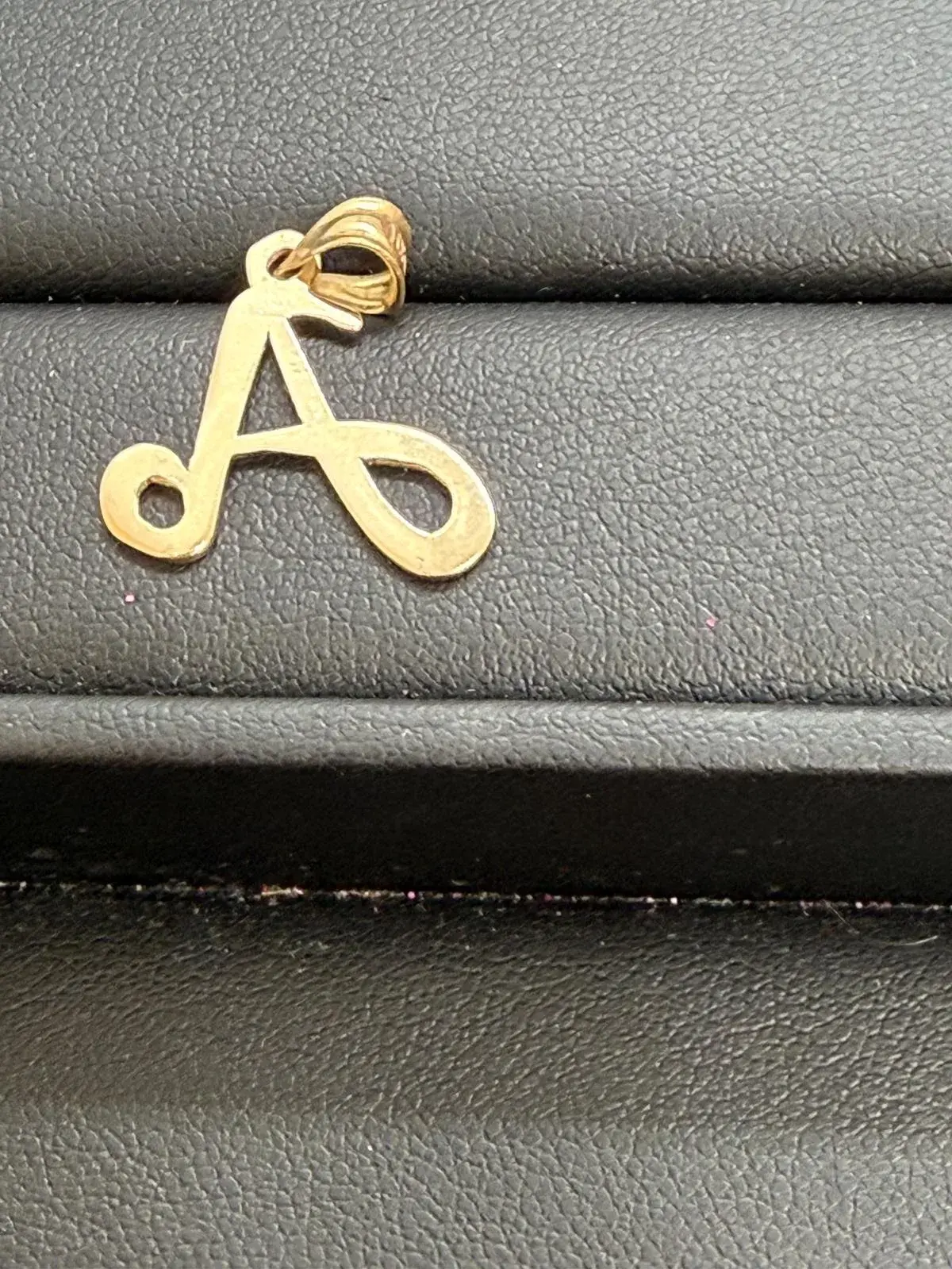 Dije de A en Oro 10K