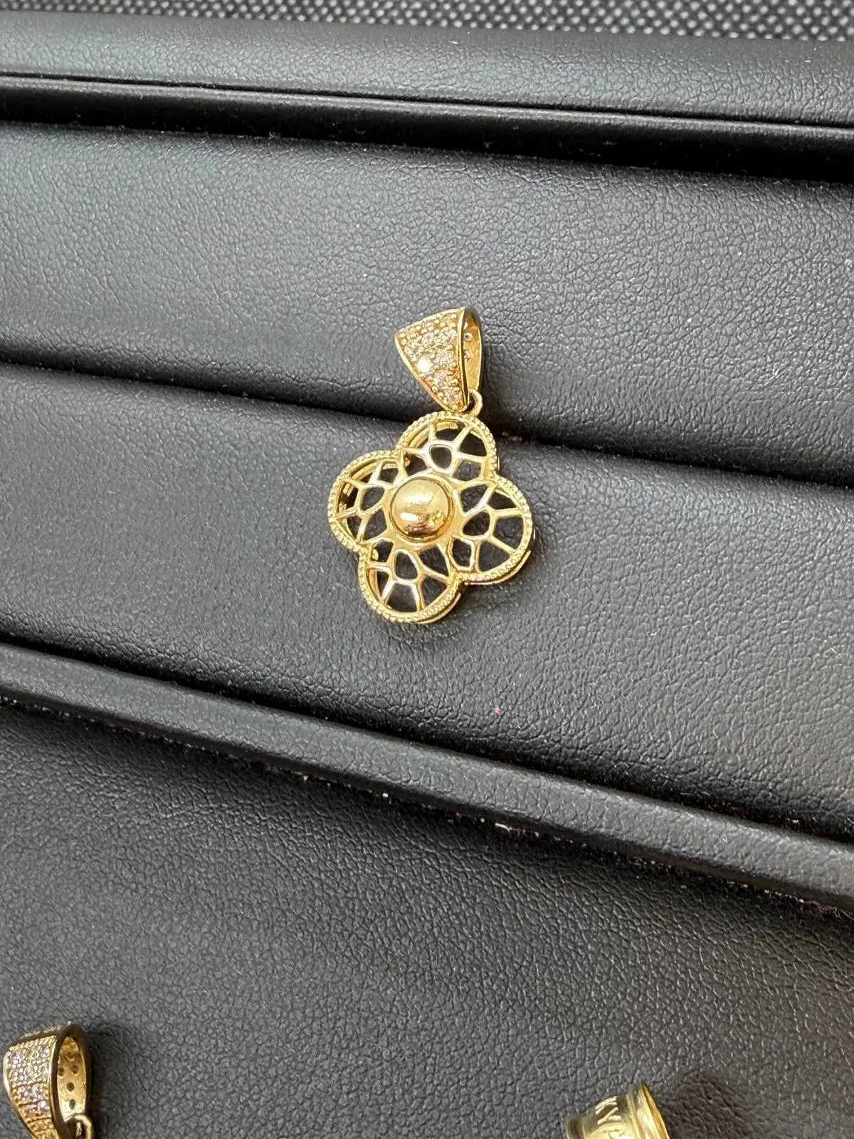 Dije de Trébol en Oro 10K - Imagen 2