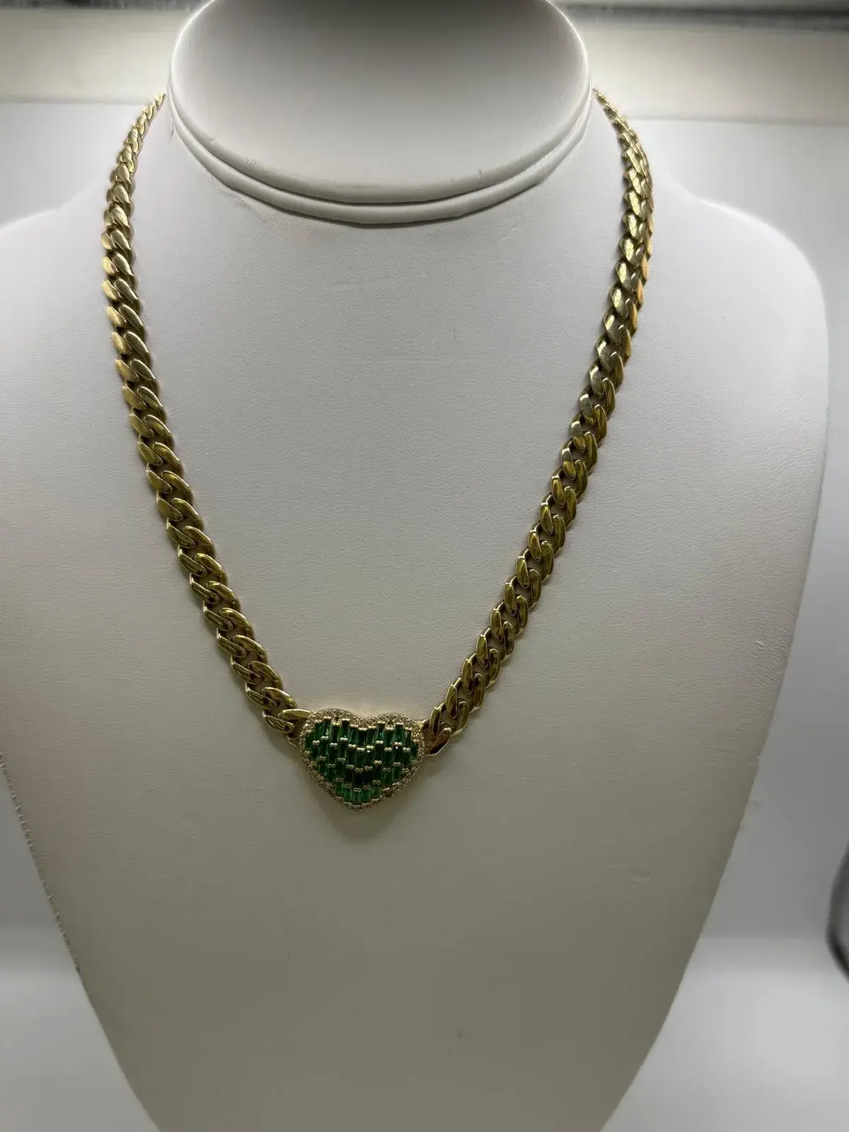 Mónaco con Corazón Verde en Oro 10K